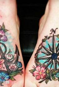Modello tatuaggio bussola ancoraggio piede