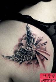 meisje schouders engel en duivel vleugels tattoo patroon