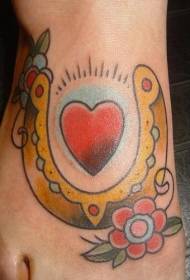 Класични узорак тетоваже у облику златне поткове у облику срца