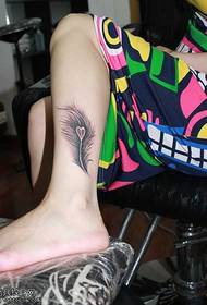 As plumas de pernas adoran o patrón de tatuaxe