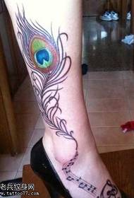 Modello di tatuaggio gamba piuma bellissimo pavone