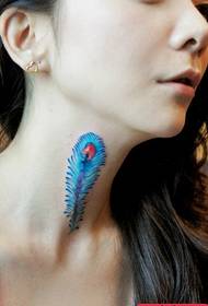 美麗的脖子彩色的羽毛紋身圖案