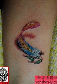 gamba femminile mudellu di tatuaggi di piuma di culore preferitu per i zitelli