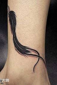 Pėdų juodos plunksnos tatuiruotės modelis