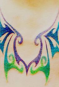 modello del tatuaggio di ali di totem di colore popolare