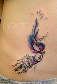 Modello tatuaggio piuma color pancia