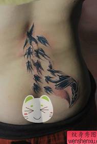 modello di tatuaggio rondine piumato in vita ragazza