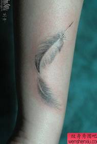 djevojka voli uzorak tetovaže ruku pero