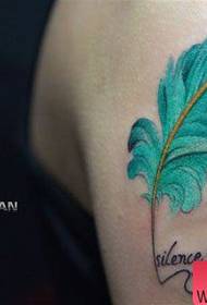dekle roka lepo in lepo barvno perje tatoo vzorec