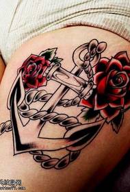 Kājas skaists enkura ziedu tetovējuma raksts