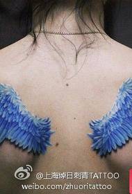 девојка назад убава боја крилја шема на тетоважа
