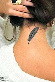 Modello di tatuaggio piuma personalità collo