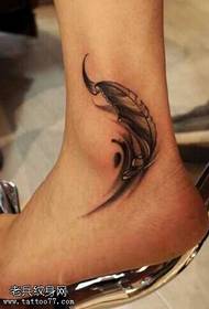 modello realistico del tatuaggio della piuma della gamba