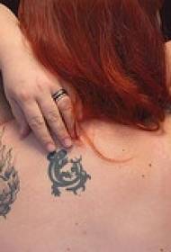 Esquena patró de tatuatge de símbol d'amor gris negre
