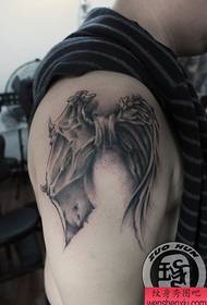 Gutter armer godt utseende tatoveringsmønster for engel og demon vinger