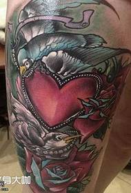 Modello tatuaggio gamba amore