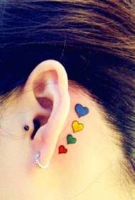 Kvinnlig öronryggfärg tatuering mönster