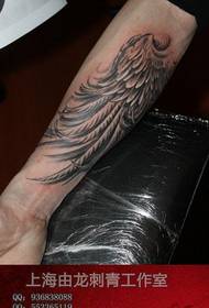 fantje oborožijo priljubljen klasičen vzorec tatoo krila