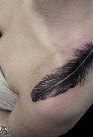 Patrón de tatuaje de pluma sexy de hombro