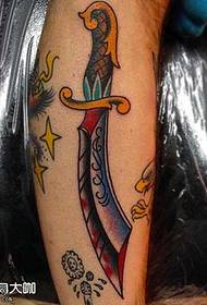 Modello tatuaggio pugnale gamba