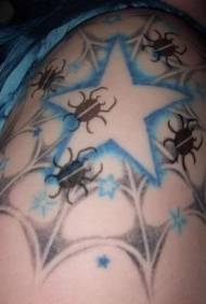 Spalvotas penkių taškų žvaigždės vorų tatuiruotės raštas
