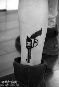 Been trend populaire totem pistool tattoo patroon