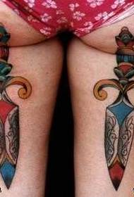Tendencia genial del patrón de tatuaje de daga de pierna