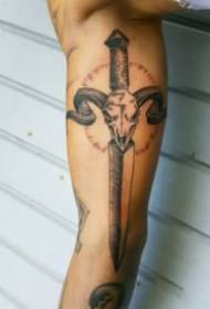 збир на тетоважи со опасни алатки на раката