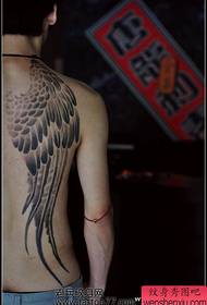 красивый вид крыла татуировки на спине