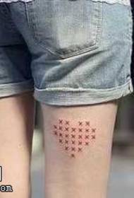 Trendi i bukur i tatuazheve të dashurisë në këmbë