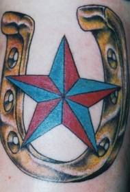 Ngjyra e këmbës së kuq të artë dhe pentagram tatuazh