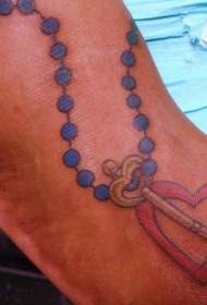 Rosario de color de pierna con patrón de tatuaje clave de amor