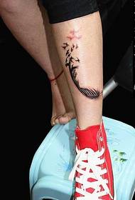Uzorak tetovaže perja nogu