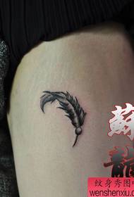 un modello di tatuaggio piuma nero-grigio