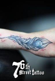 weiblech Hand Moud populär Fieder Tattoo Muster