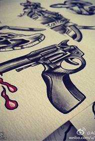 Image manuscrite de tatouage de pistolet