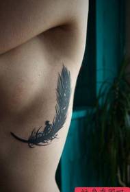 petto di bellezza un modello di tatuaggio piuma totem