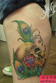 Tattoo Club: il fantastico disegno del tatuaggio con piume di vitello del polpaccio