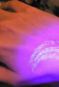 Hermoso tatuaje de plumas fluorescentes del tigre