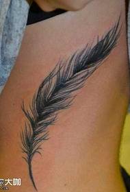 Motivo tatuaggio piuma personalità in vita
