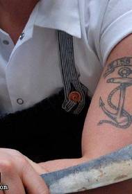 Klasičen vzorec tatoo za sidranje