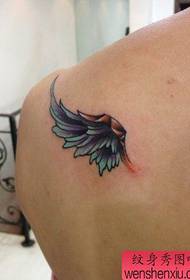 váll kis színes szárnyakkal tetoválás minta