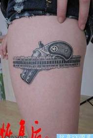 Motivo tatuaggio gamba pistola