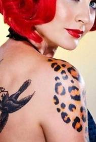 mudellu di tatuaggi di spalla leopardo