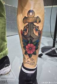 Patrón de tatuaje de ancla de flor de pierna