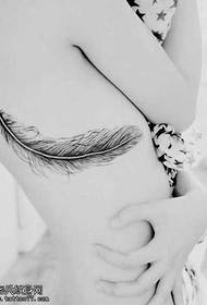 Patrón de tatuaje de pluma negra de abdomen