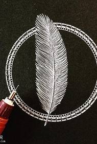 Manoscrivi un modello di tatuaggio piuma