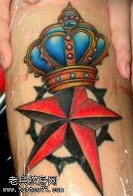 Modellu di tatuatu di corona di pentagramma di legna