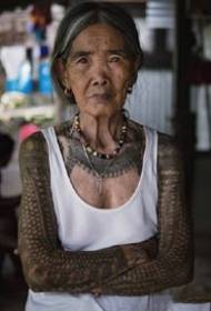 Filippijnen 101 jaar oude oma voor tattoo-artiesten whangod