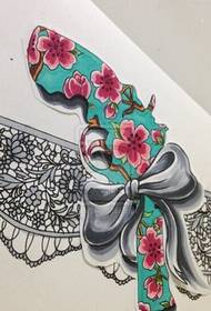 Foto di pizzo sexy pistola lato tatuaggio modello manoscritto